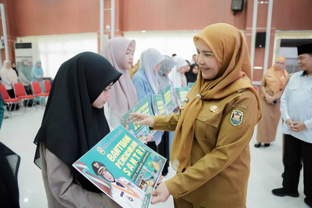 1.000 Anak Pesantren Dapat Bantuan Pendidikan dari Bunda Eva Dwiana